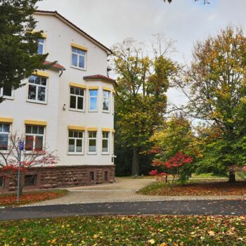 Gemeindeverwaltung Wutha-Farnroda Rathaus - Seitenansicht im Herbst