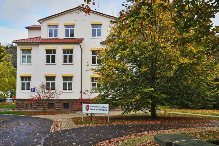 Gemeindeverwaltung Wutha-Farnroda Rathaus - Frontalansicht im Herbst