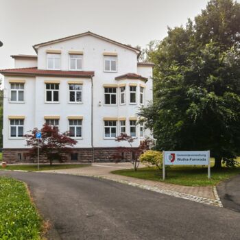 Gemeindeverwaltung Wutha-Farnroda Rathaus - Frontalansicht im Sommer