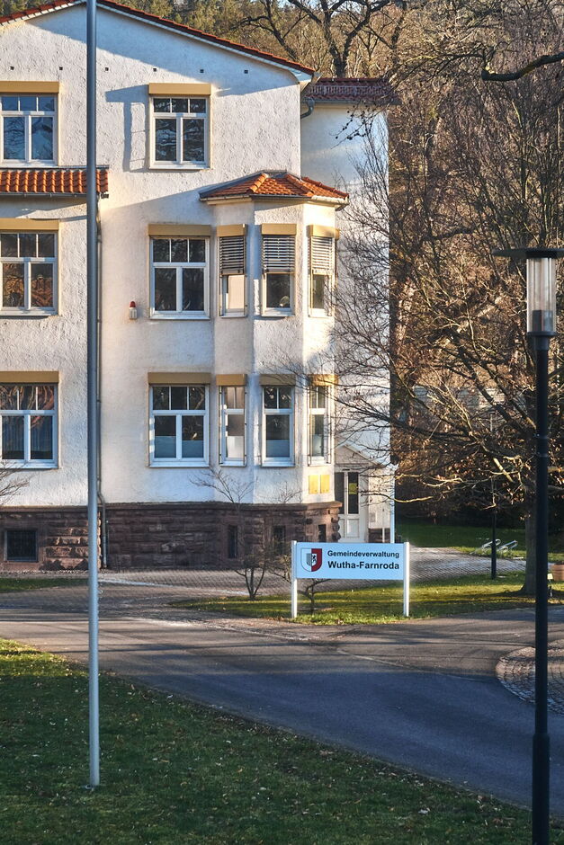 Gemeindeverwaltung Wutha-Farnroda Rathaus - Frontalansicht im Winter