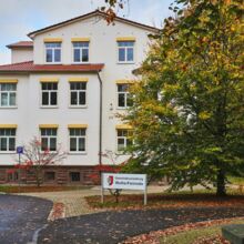 Gemeindeverwaltung Wutha-Farnroda Rathaus - Frontalansicht im Herbst