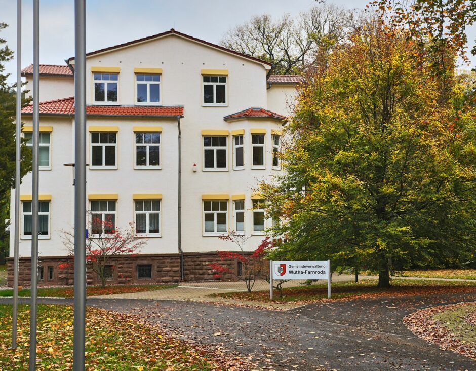 Gemeindeverwaltung Wutha-Farnroda Rathaus - Frontalansicht im Herbst