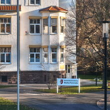 Gemeindeverwaltung Wutha-Farnroda Rathaus - Frontalansicht im Winter