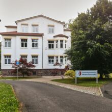 Gemeindeverwaltung Wutha-Farnroda Rathaus - Frontalansicht im Sommer