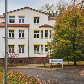 Gemeindeverwaltung Wutha-Farnroda Rathaus - Frontalansicht im Herbst