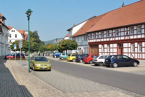 Farnroda Hauptstraße mit alten Gebäuden und geparkten Autos