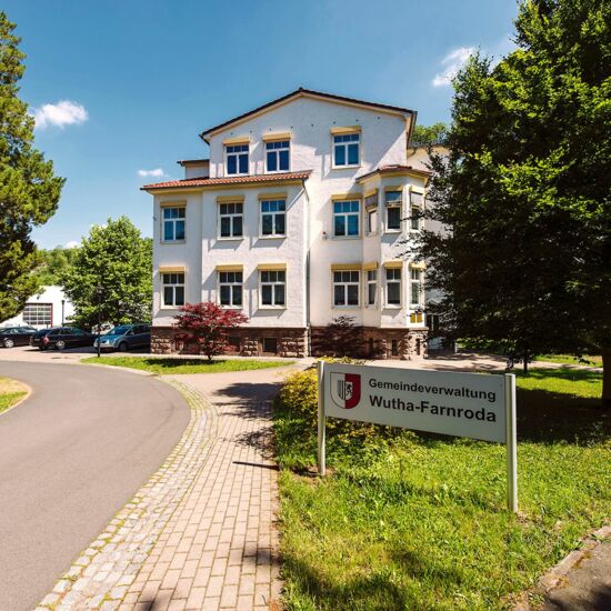 Gemeindeverwaltung Wutha-Farnroda - Rathaus frontalansicht im Sommer